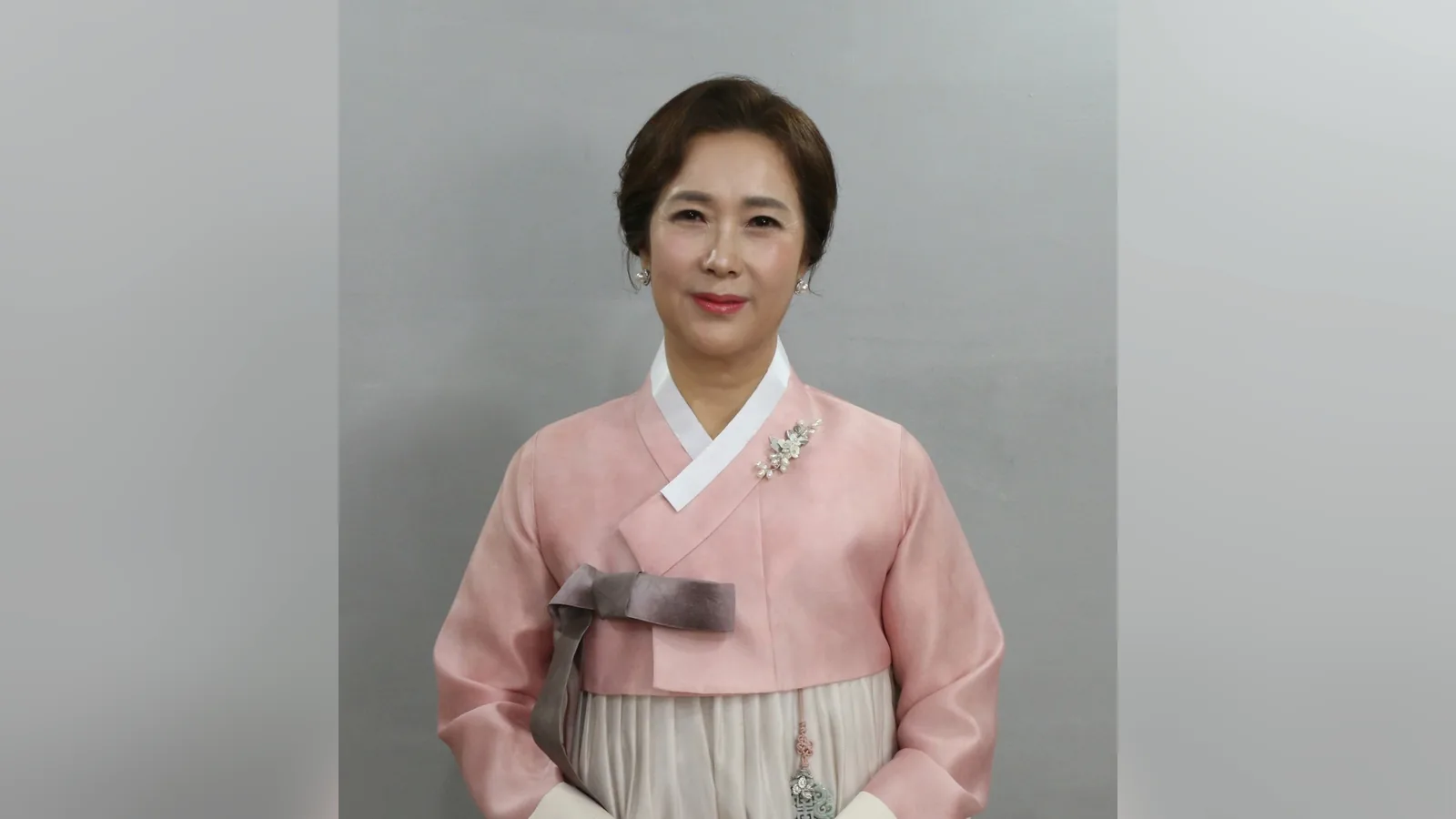 신부 측 혼주(분홍색 계열)가 더 우아해 보이는 색상 선택