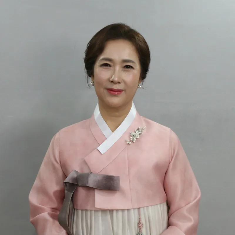 신부 측 혼주(분홍색 계열)가 더 우아해 보이는 색상 선택