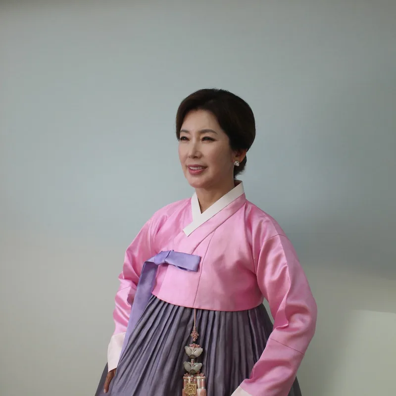 사진 촬영 시 예쁘게 나오는 표정 연습은?