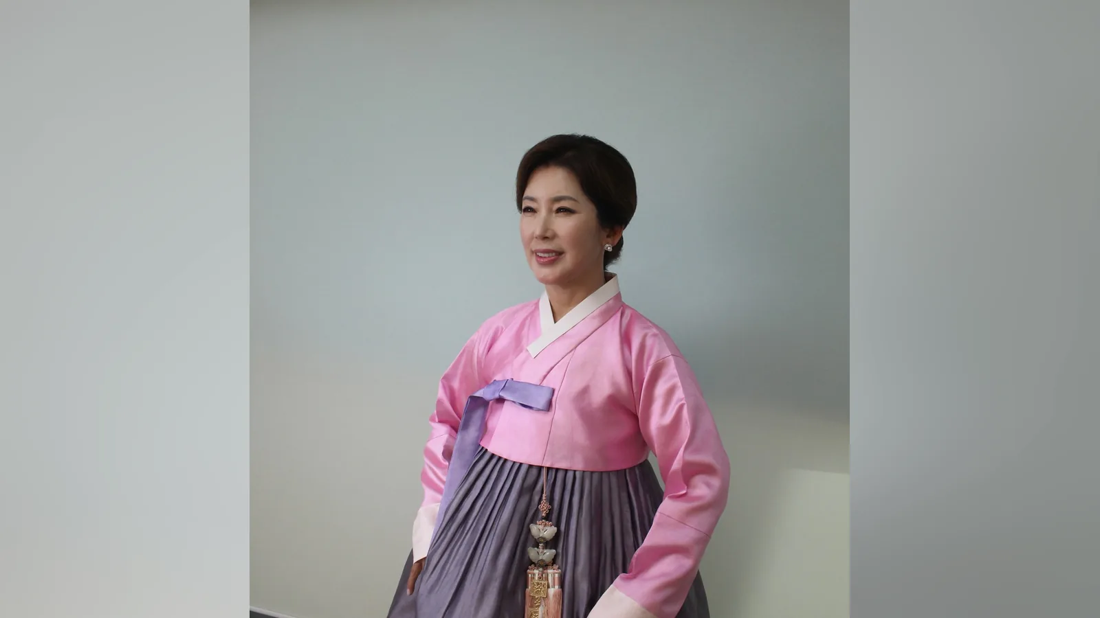 사진 촬영 시 예쁘게 나오는 표정 연습은?